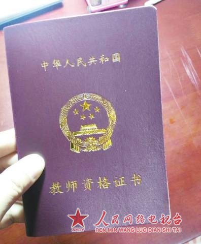李姜华经常自出考卷给女儿做,在辅导的过程中更是考来了教师资格证。