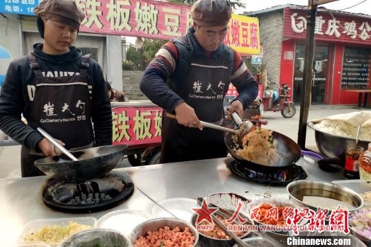 图为崔顺洪正在炒饭。 梅镱泷 摄