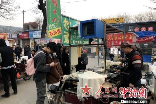 图为崔顺洪的炒饭小摊。 高铖 摄