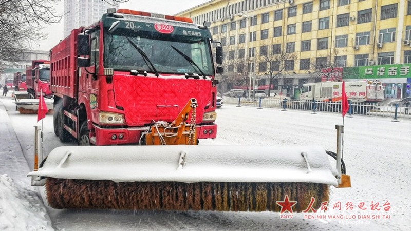 哈尔滨16000余人次清冰雪“保畅通” 拉运积雪6500余立方米